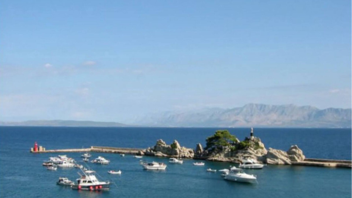 Trpanj Apartment | EXCLUSIVE 2 Bed SEAFRONT Apt - STUNNING VIEWS