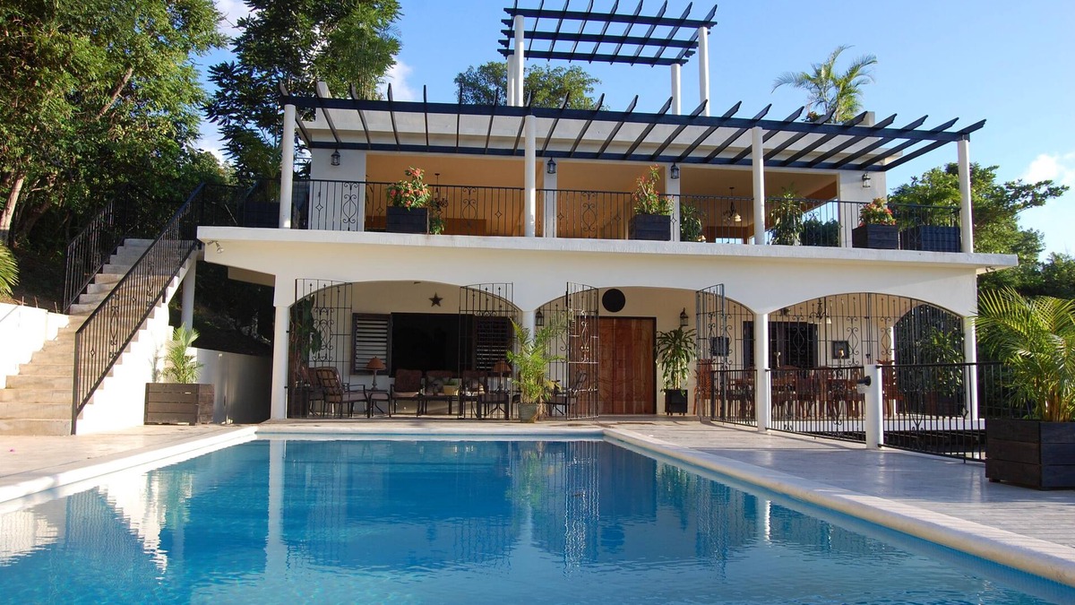 Runaway Bay Villa | Exclusive 20 bedroom Property for Reunions, Weddings, events