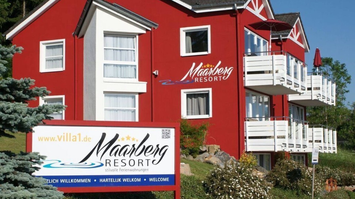 Schalkenmehren House | Exclusive apartment with panoramic lake view