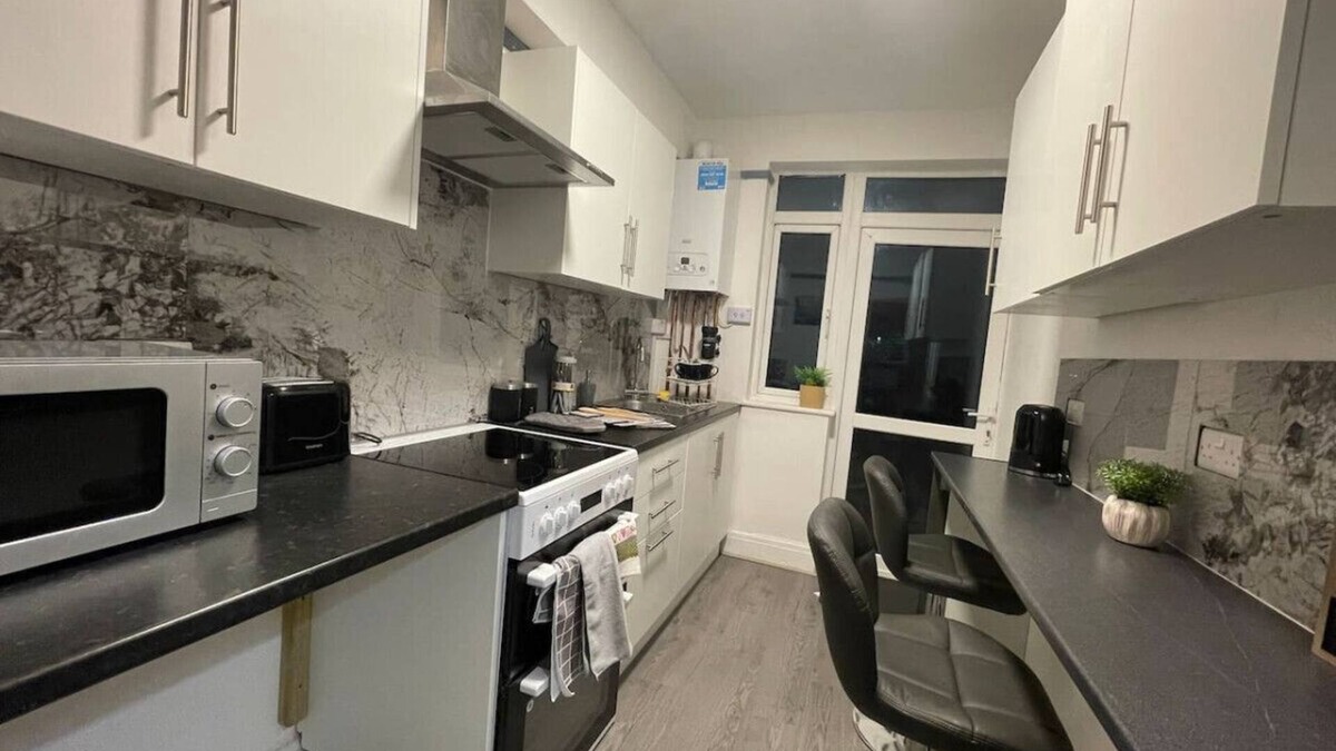 Luton House | Exclusive Ensuite Escape near the Mall
