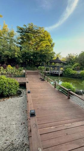 Homestead Apartment | Exclusive Lake Tiny House in Beautiful Japanese Garden