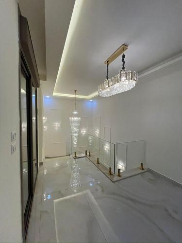 Jordan Apartment | Exclusive Luxury Apartment with Panoramic and Stunning City Views Luxurious Finishes Modern Amenities and Private Terrace شقة فاخرة حصرية بإطلالات بانورامية مذهلة على المدينة تشطيبات فاخرة مرافق حديثة وتراس خاص