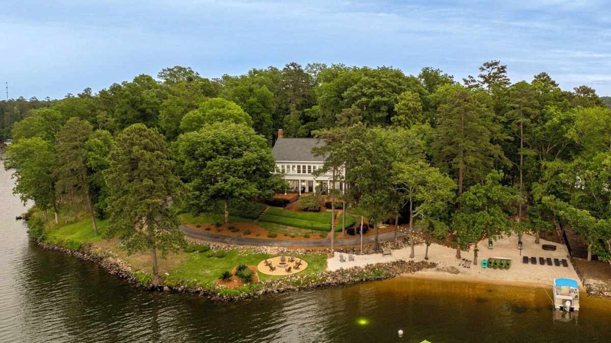 Chapin House | Exclusive Peninsula Retreat on Lake Murray – Beach, Fire Pit & Stunning Sunsets