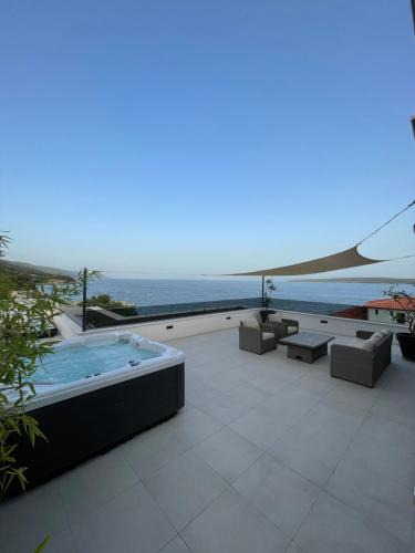 Zavala Apartment | Exclusive Seafront Suite with jacuzzi
