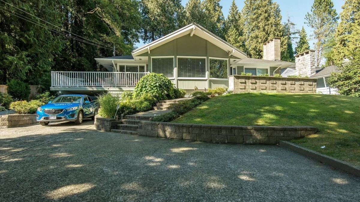 Hollyburn House | Exclusive Spacious Suite with Private Patio