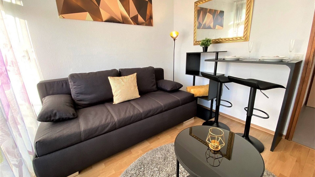 Safferstetten Apartment | EXCLUSIVE Studio in BEST LOCATION +NETFLIX +BOXSPRING-SofaBed