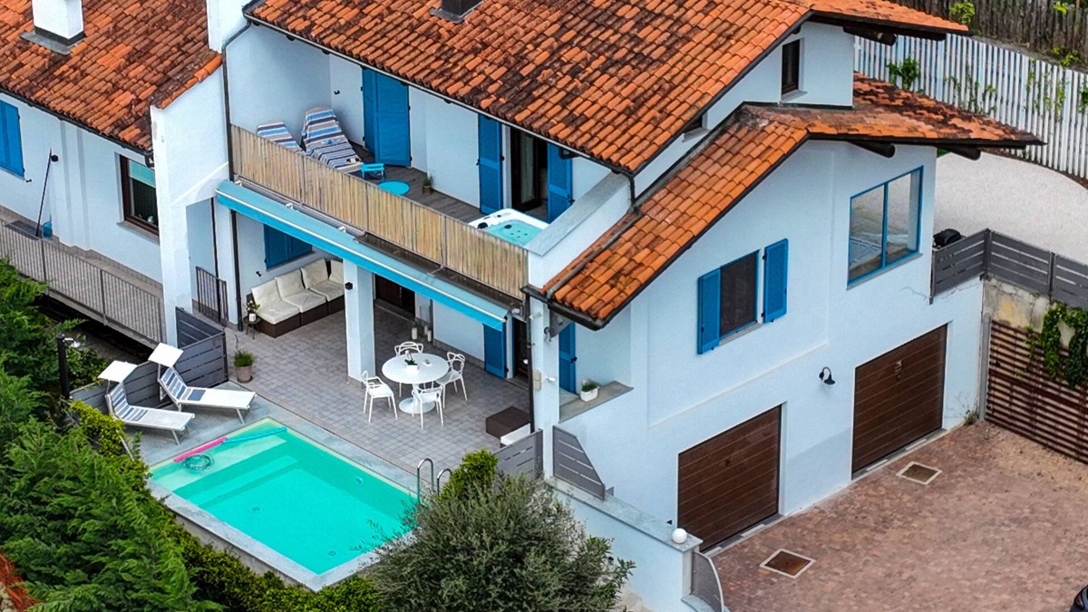Monforte d'Alba Villa | Exclusive Villa with pool and penthouse in Barolo wine area