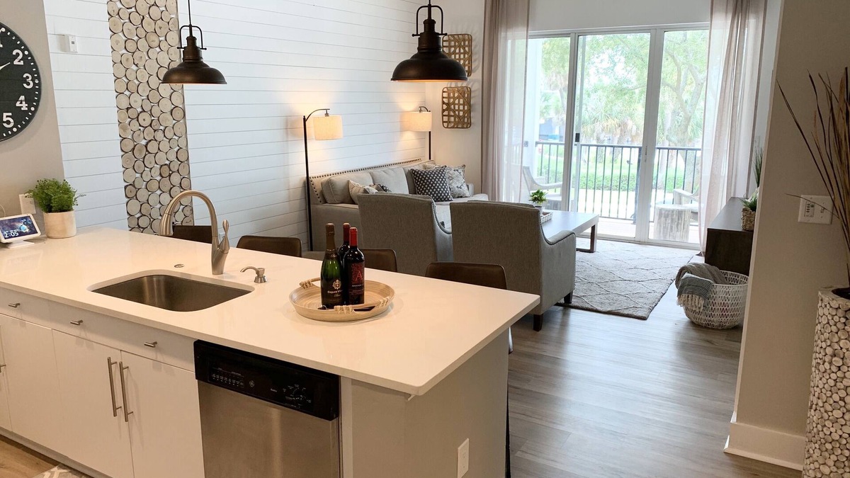 Downtown Tampa Condo | EXECUTIVE 1 BEDROOM SUITE w/WATERVIEW - Riverwalk Downtown Tampa