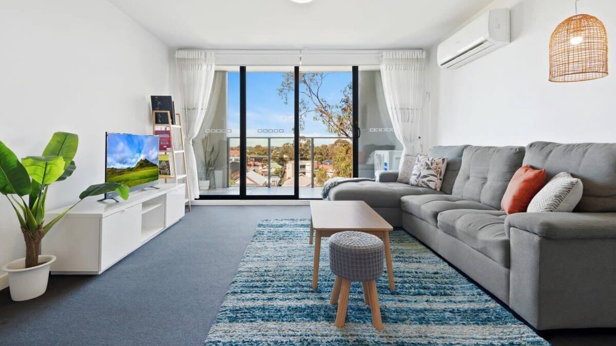 Sunshine Apartment | Executive and Spacious Apartment with Balcony