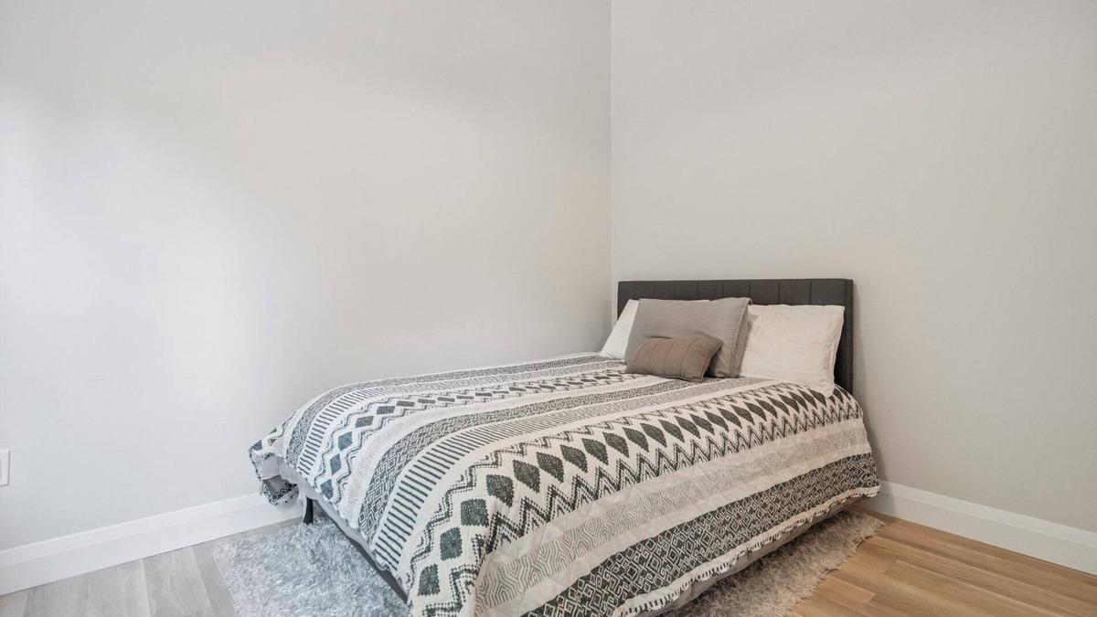 Historic Old Town Apartment | EXECUTIVE ROOM IN 2 BEDROOM APARTMENT. 30 DAYS MINIMUM STAY. IDEAL FOR STUDENTS