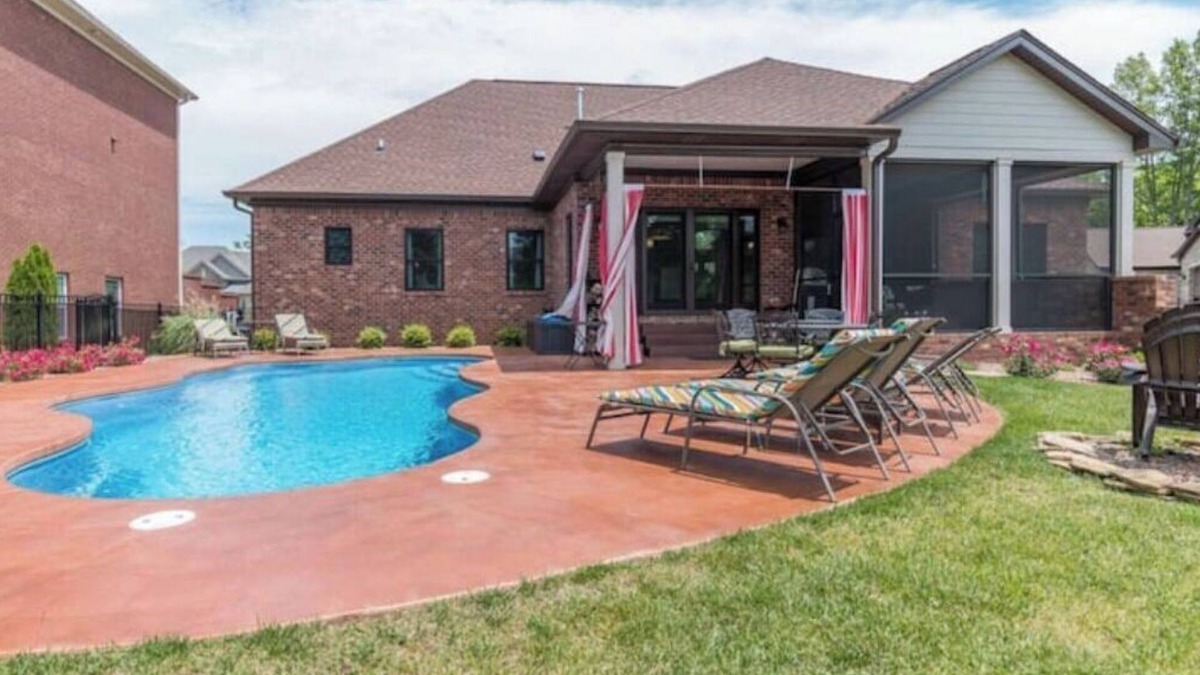 Buechel House | Executive East End Derby Home with Heated Pool