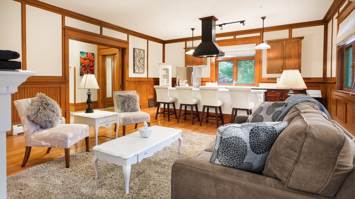 South Central Condo | Executive Elegance Close to Lake