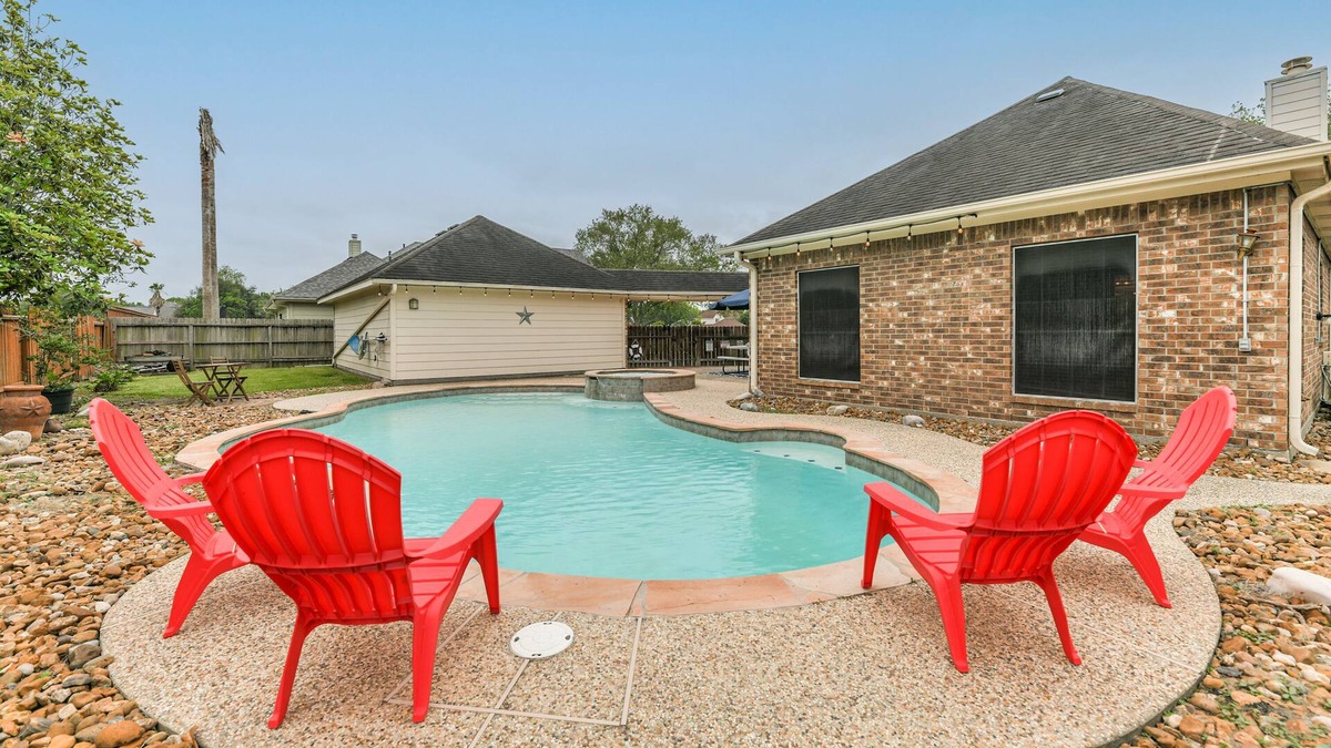 Friendswood House | Executive Estate Villa ~Pool + Hot Tub ~