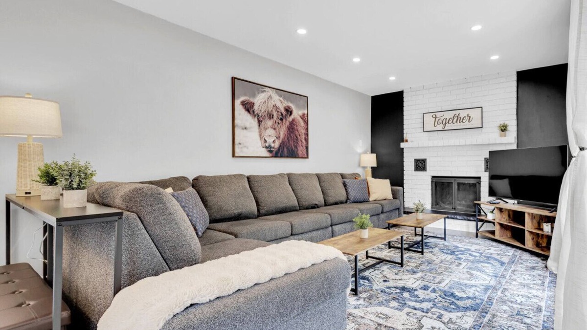 Lisgar House | Executive Family Home Near, Go, Shops, Hwy, Transit