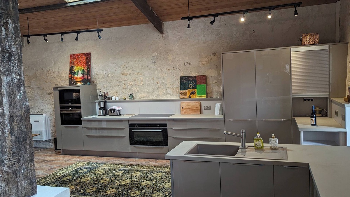 Soyaux House | Executive gîte, three ensuite bedrooms, sleeps 8, 330 m2, air-conditioned