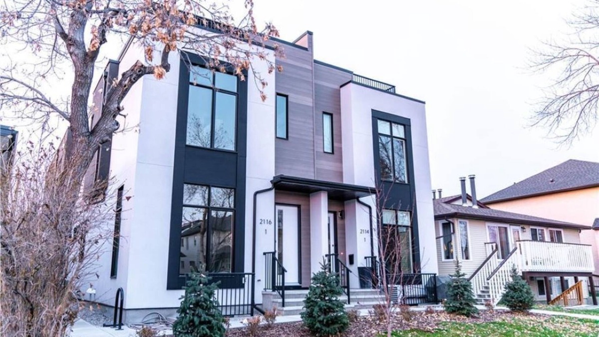 West Hillhurst House | Executive home, Rooftop Deck, close to Foothills Med Ctr, Kensington Plaza & DT