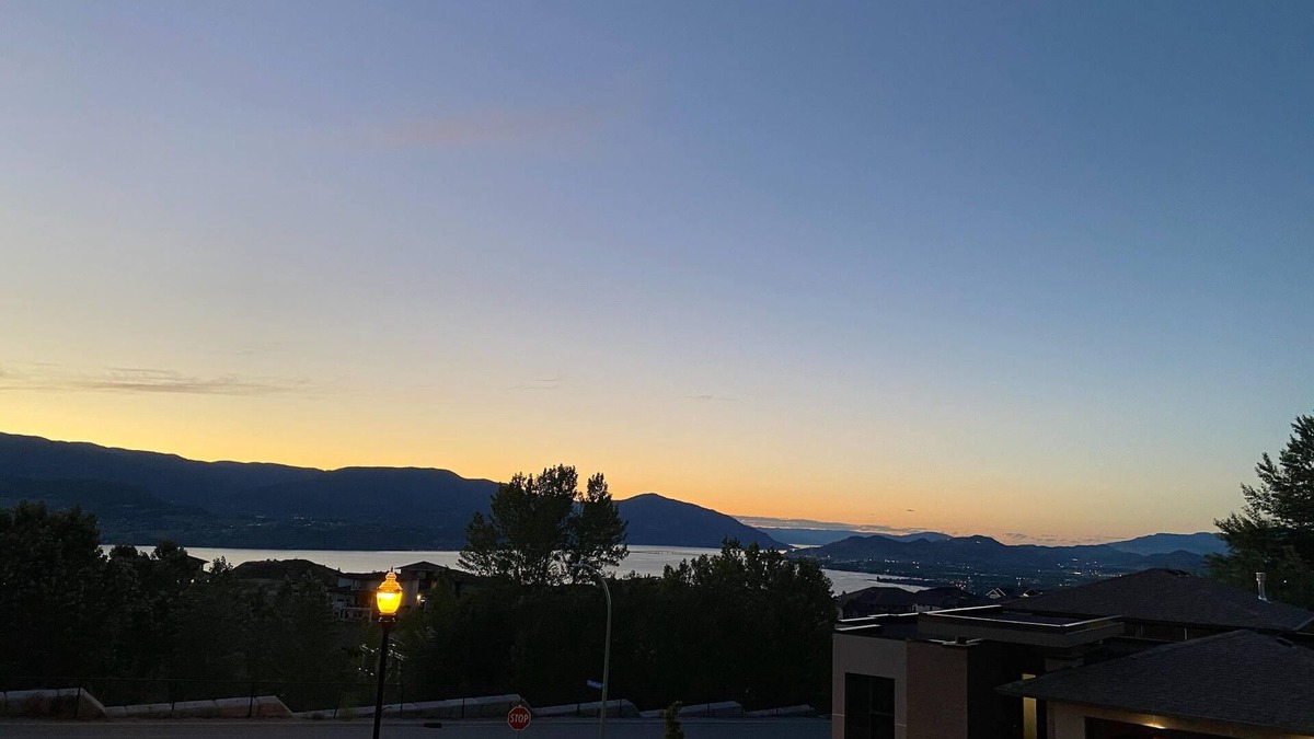 Southwest Mission House | Executive Home with Stunning Lake & Mountain Views – Perfect for Professionalsnn