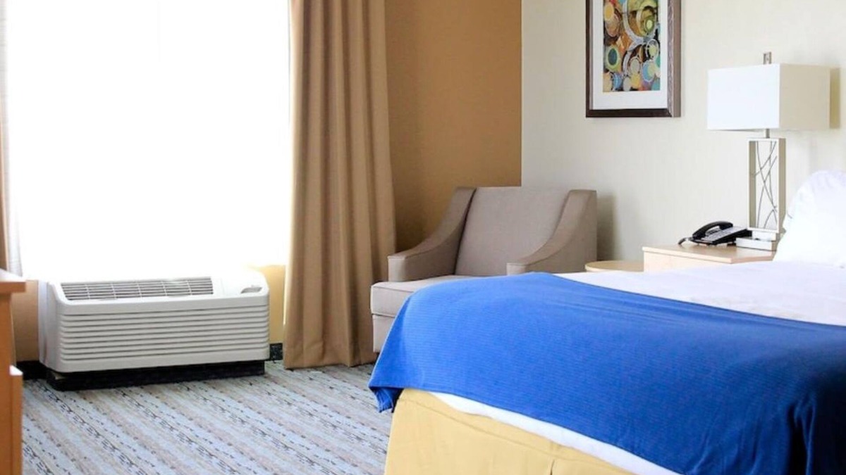 Southside Apartment | Executive hotel suite with fitness room, WiFi, Pool in lovely San Antonio