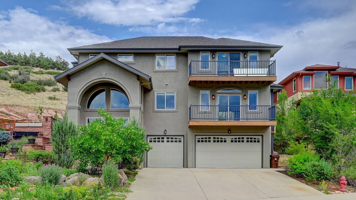 Lyons House | Executive house with stunning views walking distance to downtown