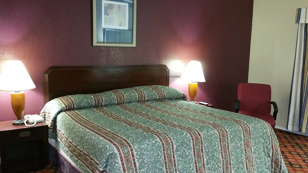 Waxahachie Hotel | Executive Inn and Suites Waxahachie