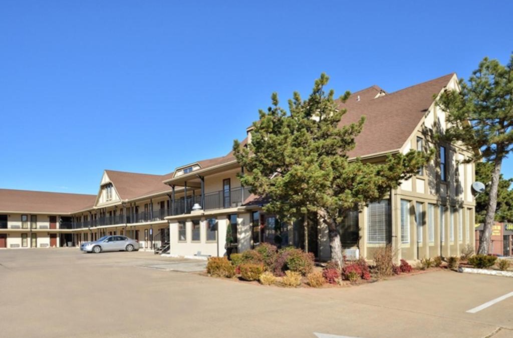 Edmond Hotel | Executive Inn
