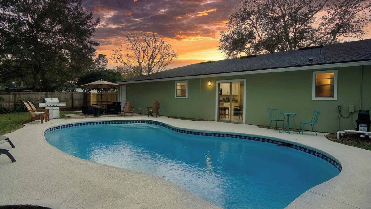 Southside House | ~Executive Pad Sleeps 12 Heated Pool & Boardroom~