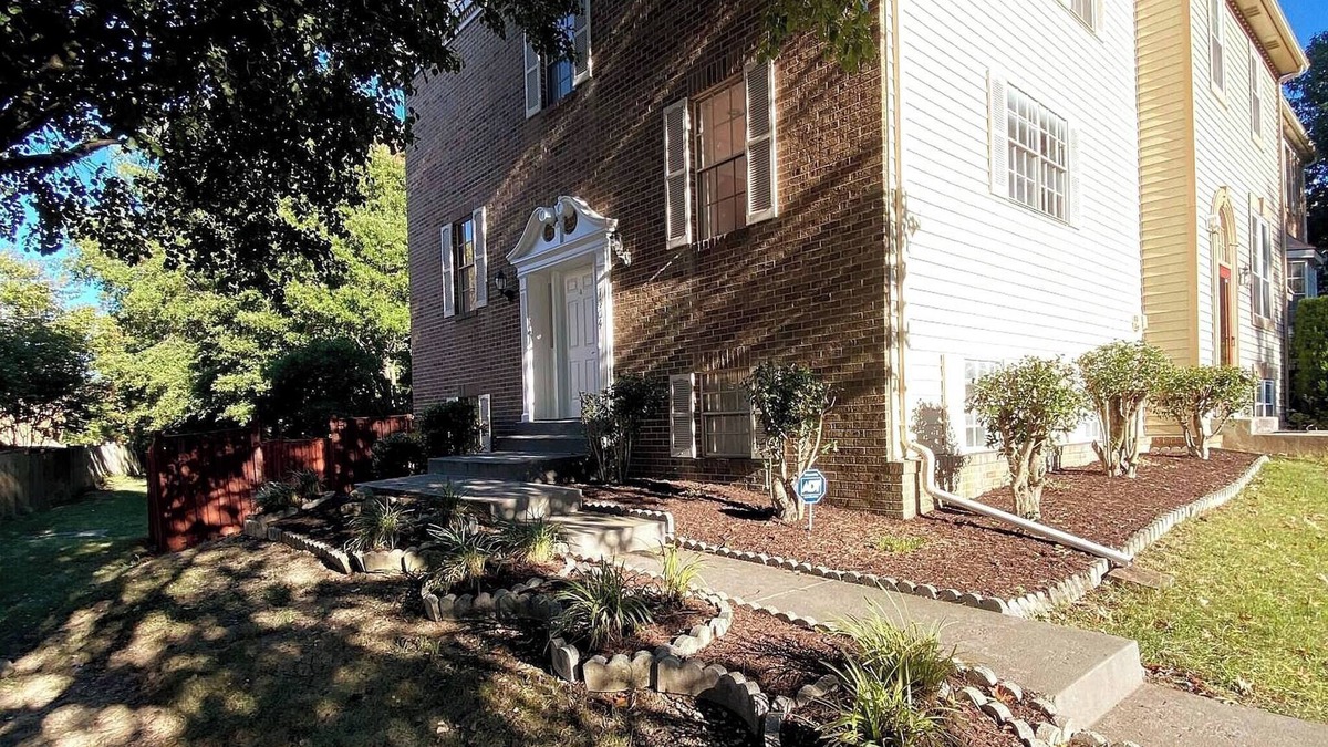 Hybla Valley House | Executive Private Room w bath near shopping