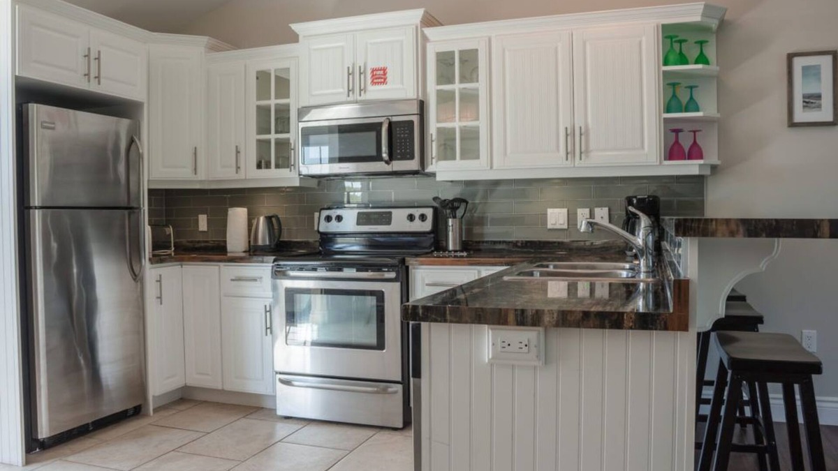 Stanley Bridge Condo | Executive suite with outdoor hot tub and fire pit | Golf View, close to pool