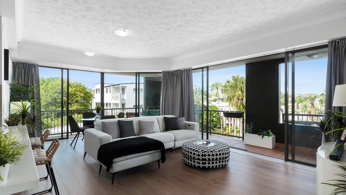 Kangaroo Point Apartment | Executive Three Bedroom Unit overlooking Resort Style Pool and Parking