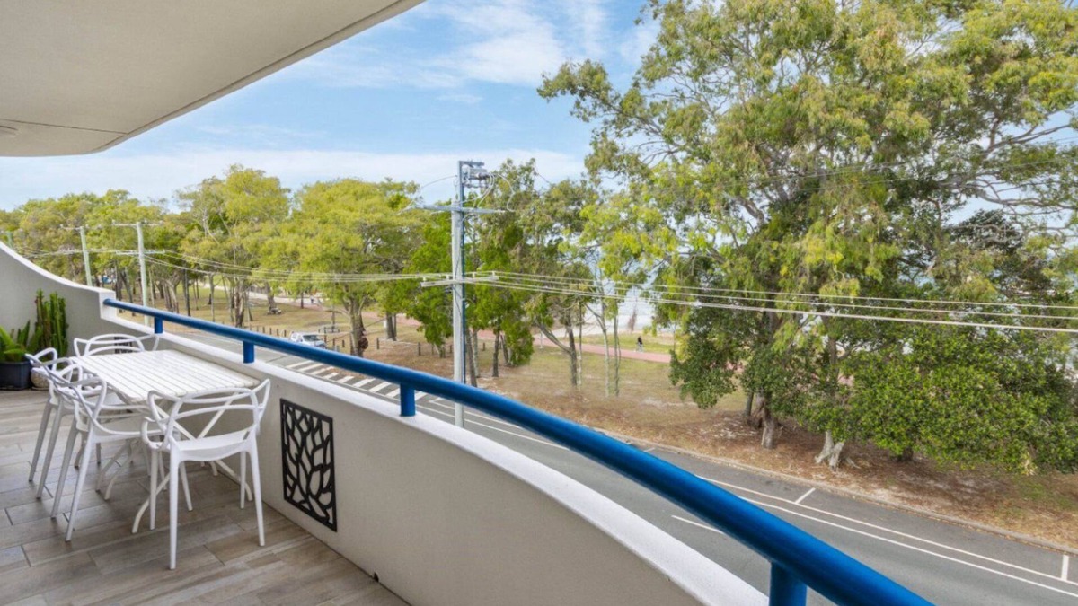Bongaree Apartment | Executive Unit in the Treetops