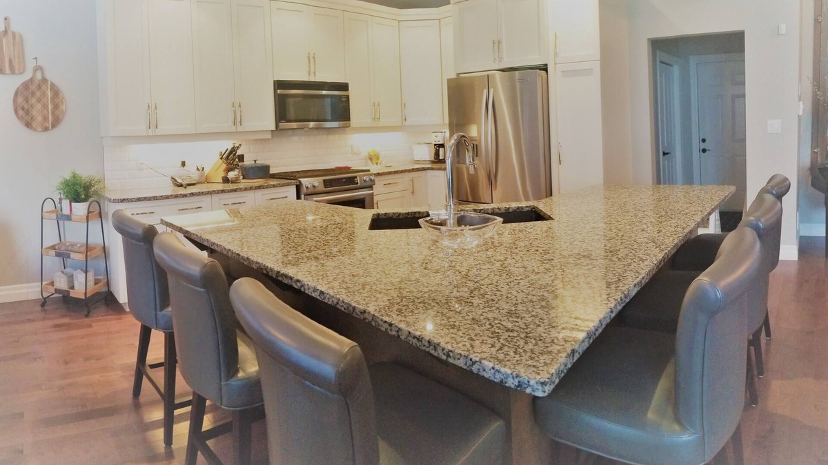 Rosemount House | Executive, walkable, 2Bath, near 401 & 8, patio, BBQ, multi monitors, Xbox