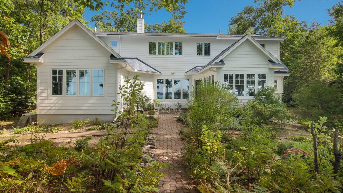 Williamsburg House | Executive Waterfront Home in Elk Rapids on Lake Michigan