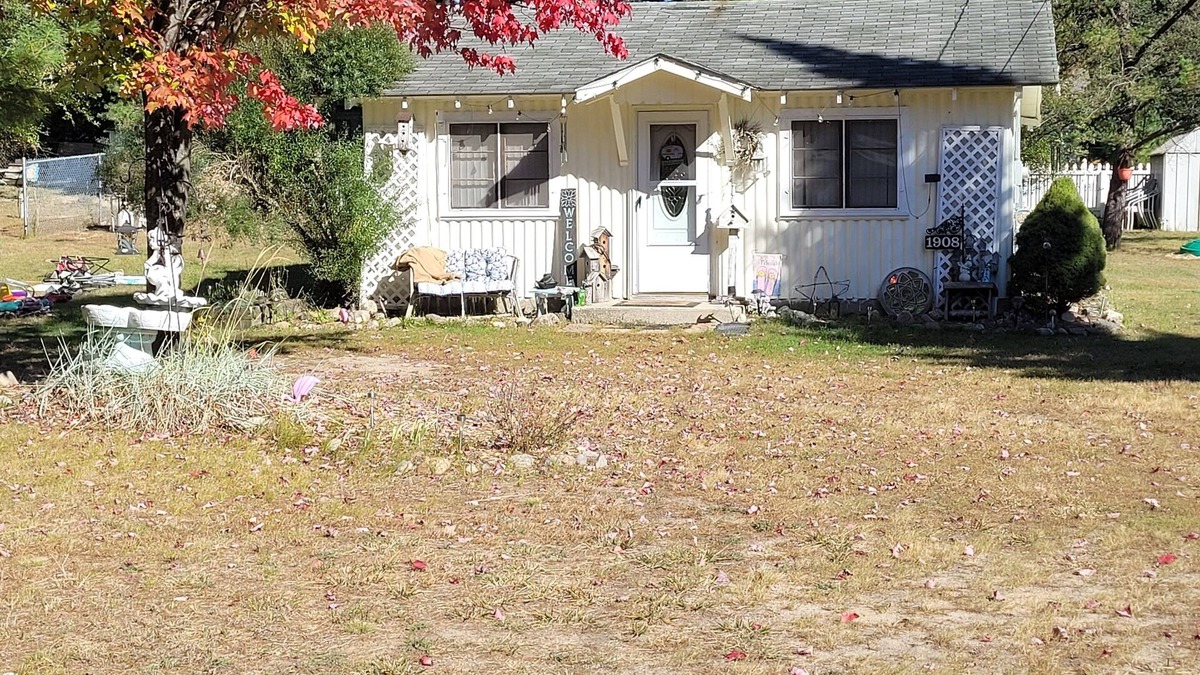 St. Helen House | Exit 222 #1 Sweet cottage retreat! lake/beach 3 blocks away.Trails 1/4th mile