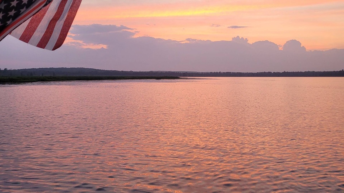 St. Helen Cottage | Exit 222 St.Helen#3 Cozy getaway. Lake/trails/shopping/wifi, king size bed.Relax