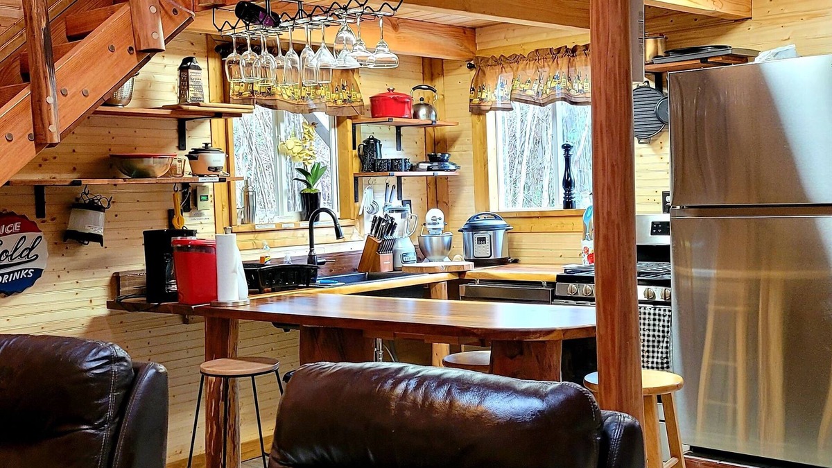 Mountain View House | Exotic family getaway private eco Log cabin near Volcano Park