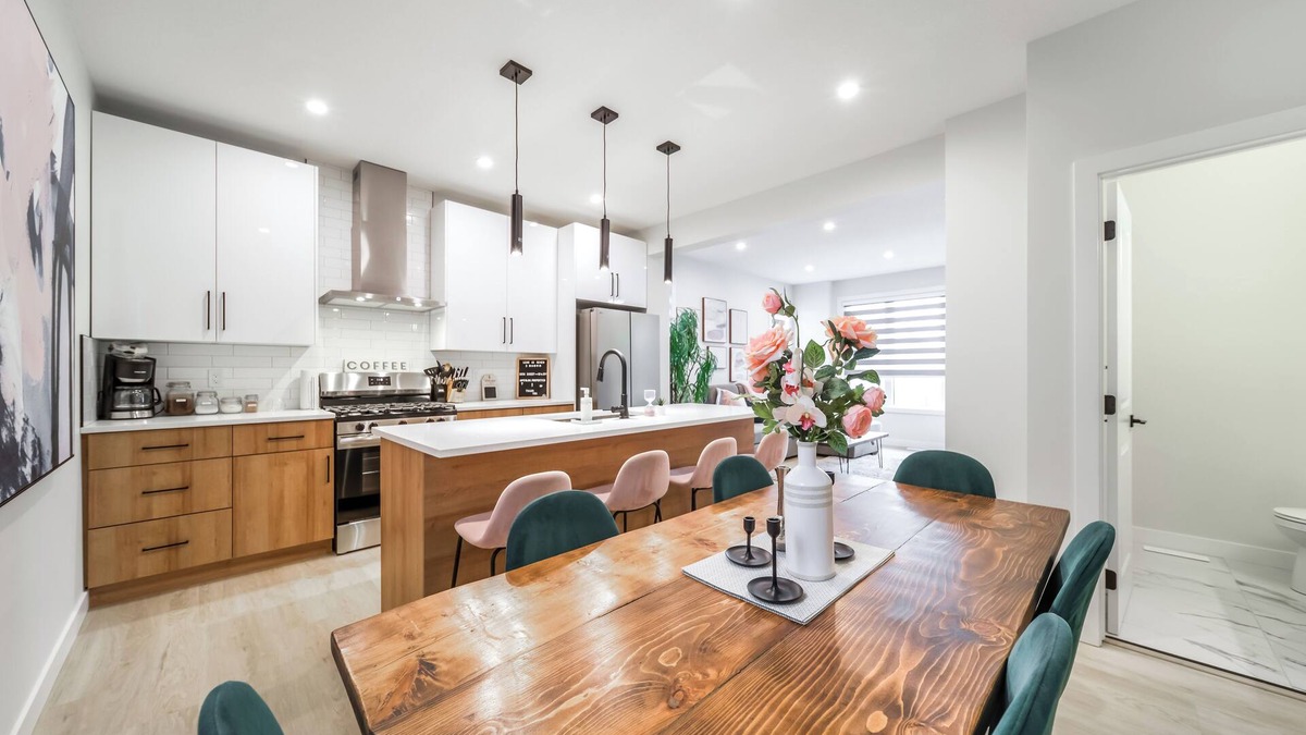 North Central Edmonton House | ExoticLUSHquietRetreatKingBed|WIFI|Parking|WEM