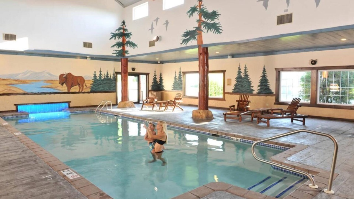 St. Joseph Hotel | Expanded King, Stoney Creek St. Joseph, Heated Pool