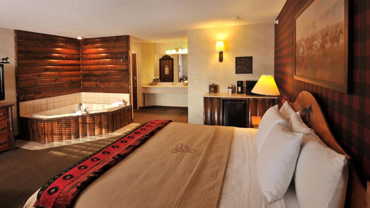 St. Joseph Hotel | Expanded King with Whirlpool in Stoney Creek St. Joseph