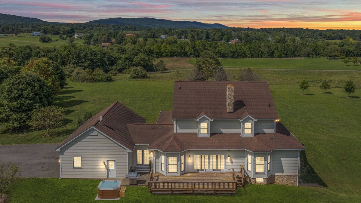 Purcellville Villa | Expansive 6000 sq ft Villa w/Hot Tub, Fire Pit & 15+ acres