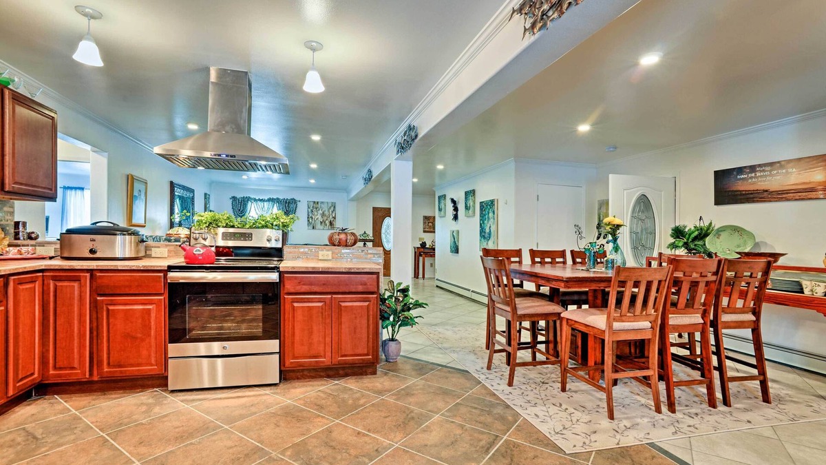 Mendenhaven House | Expansive Getaway ~ 2 Miles to Mendenhall Glacier!