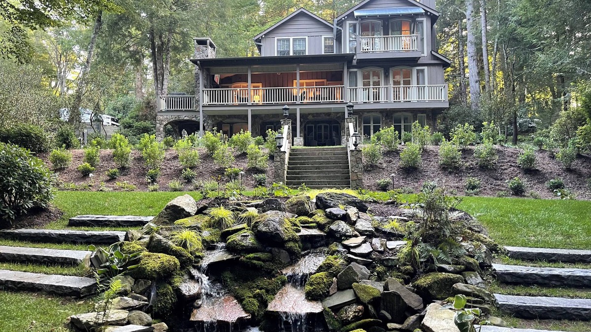Highlands House | Expansive home, Walk to Downtown,Fiber Optic Wi-FI