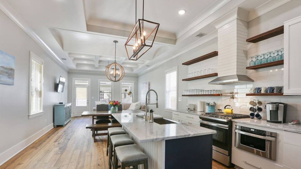 Faubourg Lafayette House | Expansive Modern Luxury Home - Streetcar Adjacent!