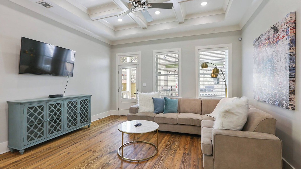 Faubourg Lafayette House | Expansive Modern Luxury Home - Streetcar Adjacent!