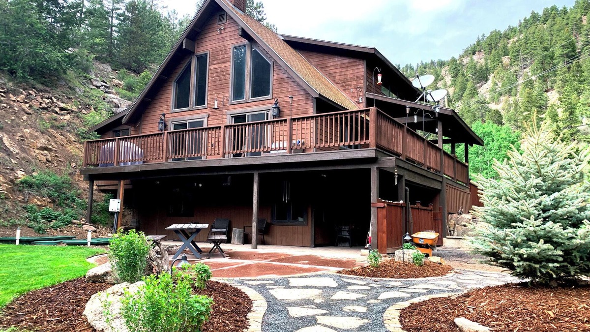 Idaho Springs House | Expansive Mountain Retreat: Secluded Yet Accessible — Steam Shower, Tubs, Nature