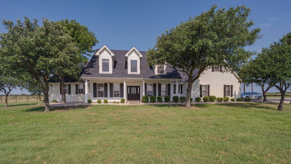 Pilot Point House | Expansive Pilot Point Home w/Fireplace!
