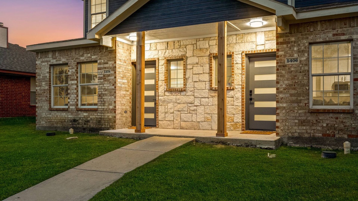 Southeast Arlington House | Experience Arlington:4BR Comfort & Class- Minutes to Cowboys, Rangers, 6 Flags!n