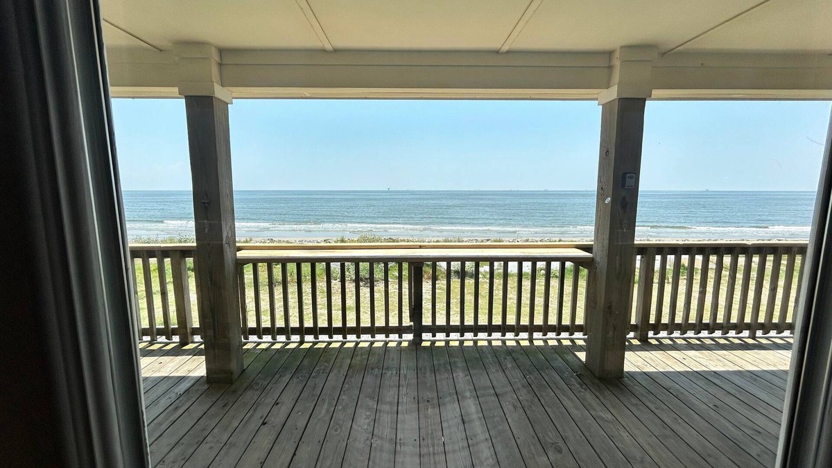 Grand Isle House | Experience beachfront bliss at Wine Down in Grand Isle, LA, perfect for 23 guests!
