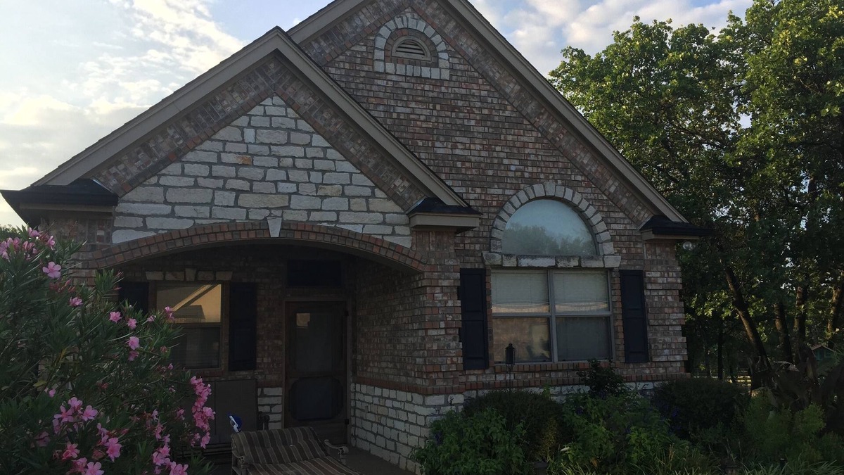 Mansfield House | Experience Country living, 1 br, pool, fishing pond
