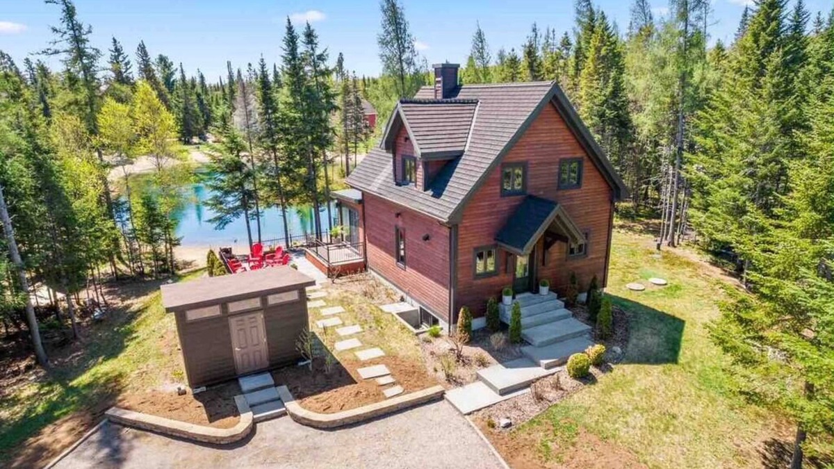 Shannon Ski Chalet | Experience family relaxation by the lake