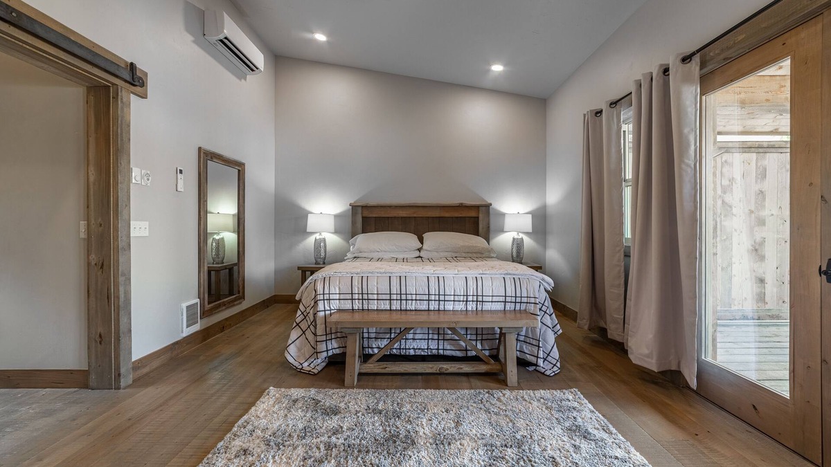 Coram Condo | Experience Glacier In Luxury - 10-min to GNP- 2 bd/2ba & Private Hot Tub #4-3